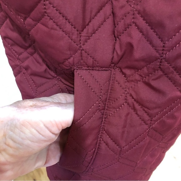 LANDS End women’s quilted vest. Folds and fits into matching tote bag. Size XL - Picture 3 of 9